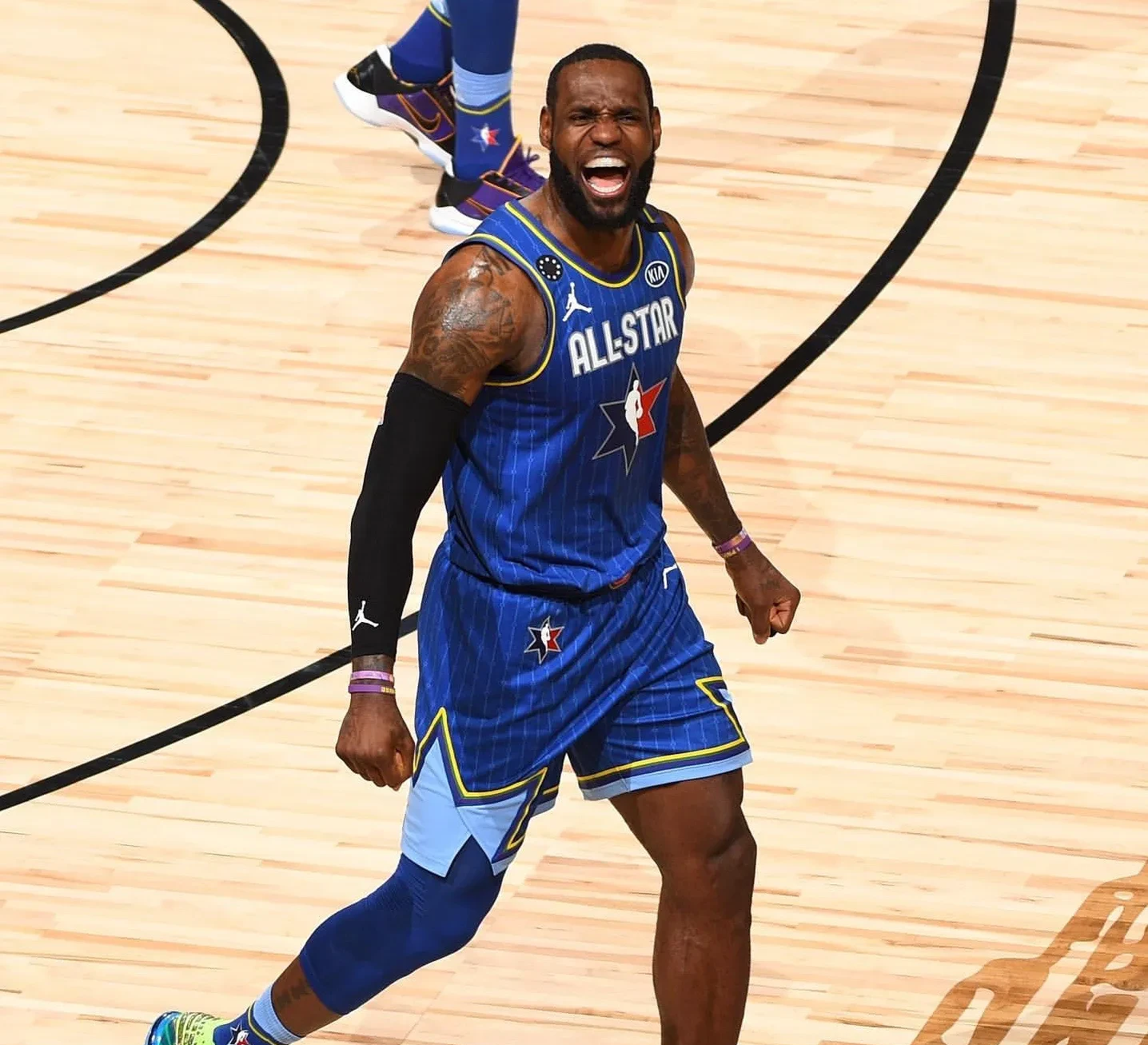 詹姆斯新星比赛规则变更表现突出，篮网前途光明！上演精彩一战的简单介绍